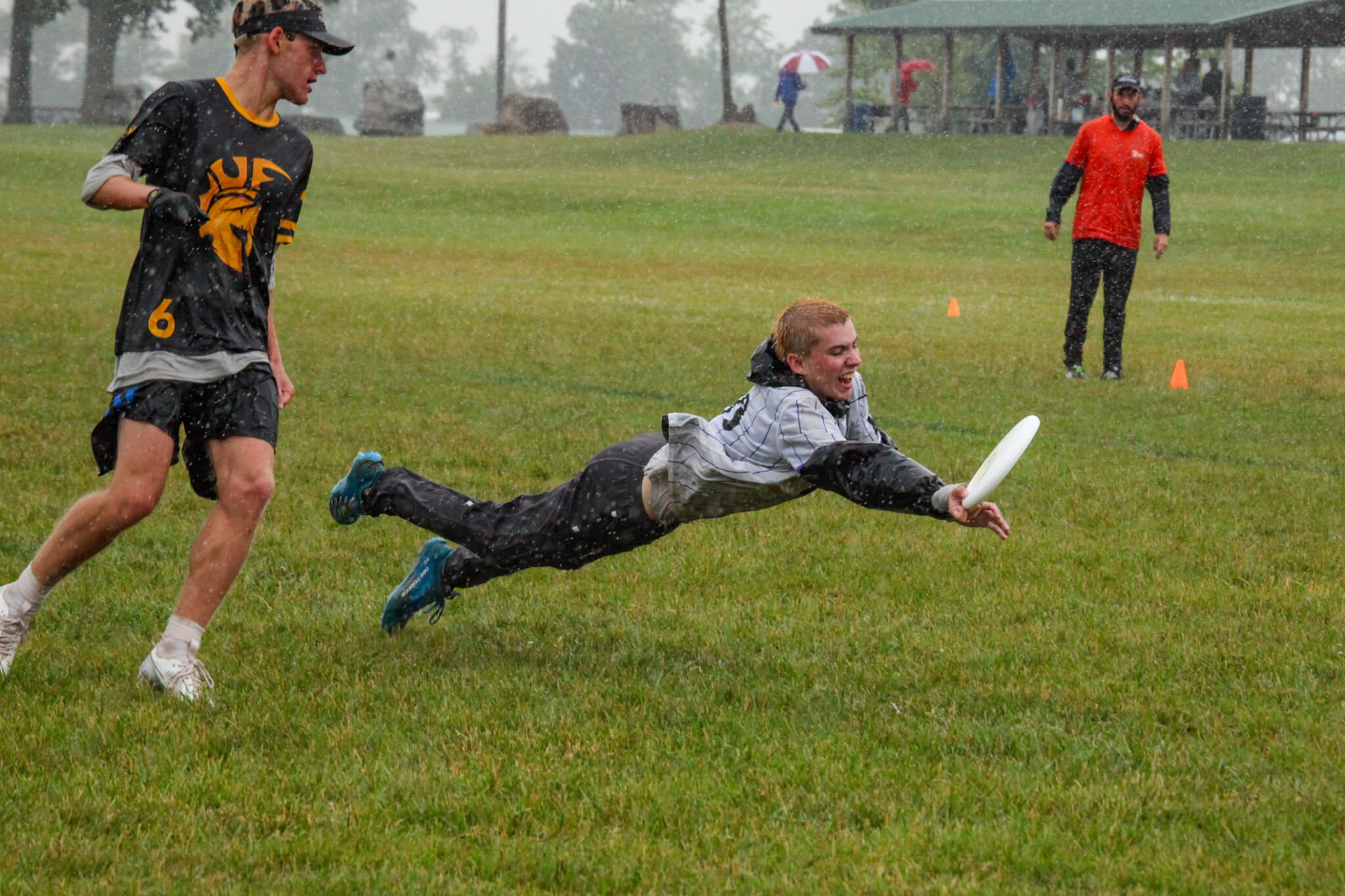 Garfield High School player saves the disc in the rain